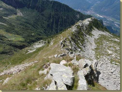 la crestina ovest del Fornale di Rina, a sinistra l'Alpe Menta