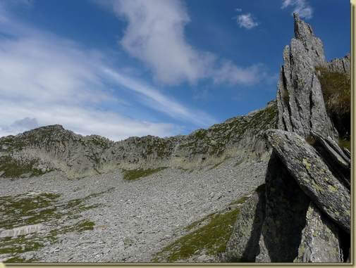 in alto la cresta del Tignolino 