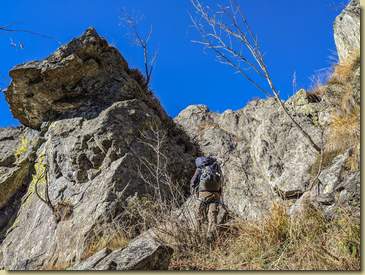 breve divagazione salendo sulla destra verso queste interessanti rocce...