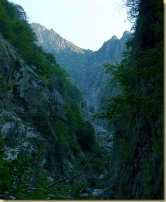 in alto il Passo del Diavolo...