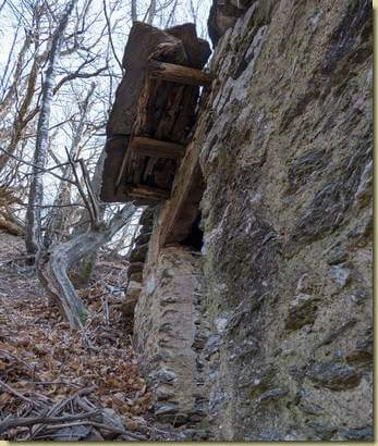 tettuccio sopra l'ingresso...