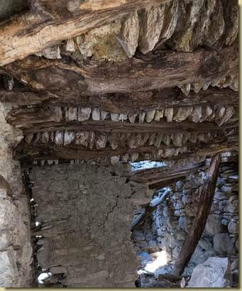 il caratteristico soffitto con i sassi tra le travi...