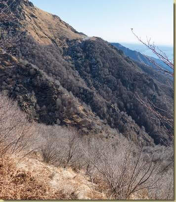 in alto, il dosso di Belmello...