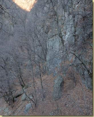 salendo a fianco della parete...