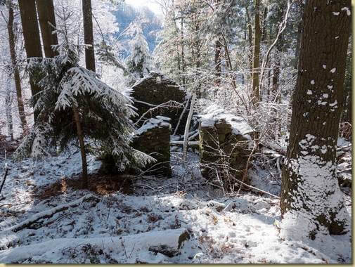 i ruderi delle baite superiori dell'Alpe Agricola...