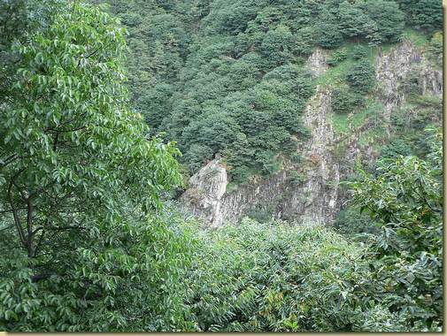 lo sperone dove &egrave; posta la prima Cappella, il sentiero sale nel bosco sulla sinistra...