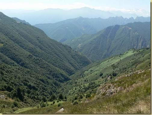 Val Pobbi&egrave; - a destra i prati della Soliva