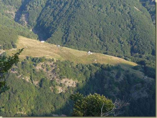 Chiarone, in basso a destra le baite inferiori dove si arriva salendo dal torrente... 