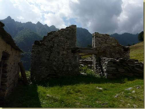 sullo sfondo la cresta del Lidesh  