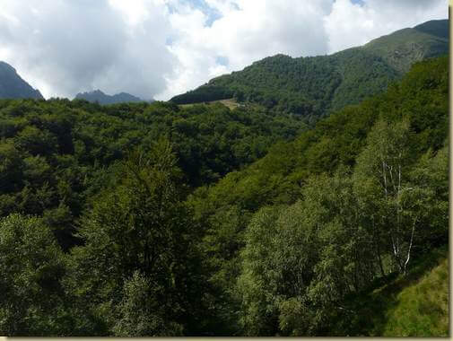 i prati di Chiarone e la dorsale che sale all'Alpe Cortevero 