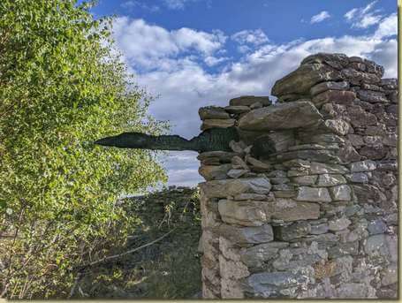 tracce dell'incendio che probabilmente ha distrutto la costruzione...