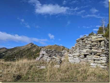 i ruderi sul percorso per l'Alpe Porcella...