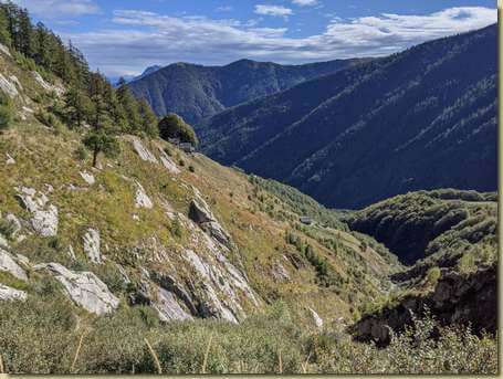 il canale del Rivo dei Casalitt (che traverseremo ancora al ritorno, più in basso...)...