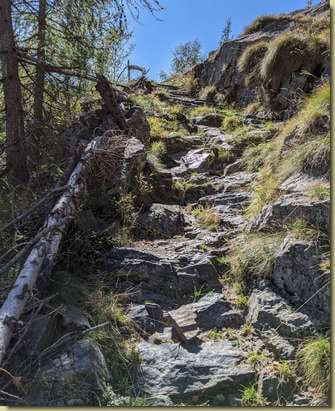 gradini scavati nella roccia...
