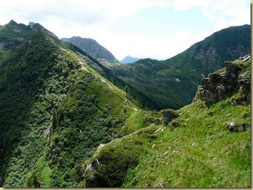 traversando sulla Cima Fornaletti - al centro il colle di Scaredi 