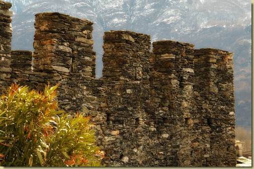le mura del Castello... [foto di Giorgio Chiarello]