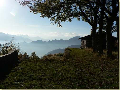 sul Pian Cavallone - sullo sfondo i Corni di Nibbio