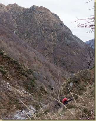 risalendo sul fianco del canale...