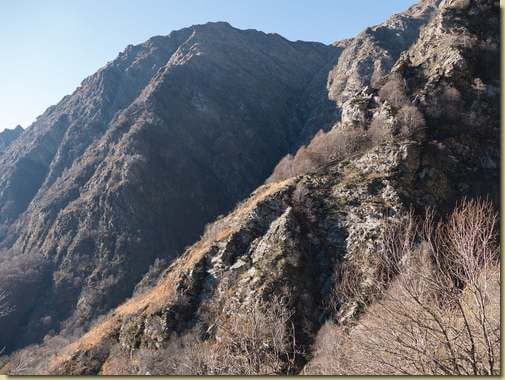 al centro, la dorsale che sale dall'Alpe La Balma...