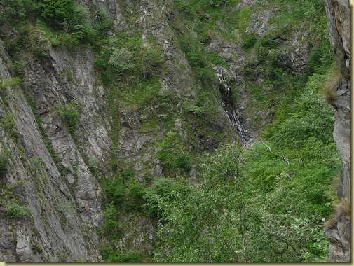 il salto del canale dove si trova (a sinistra), il cavo metallico... [teleobiettivo] 