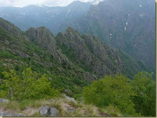 sul versante opposto : la cresta che sale dall'Arca 