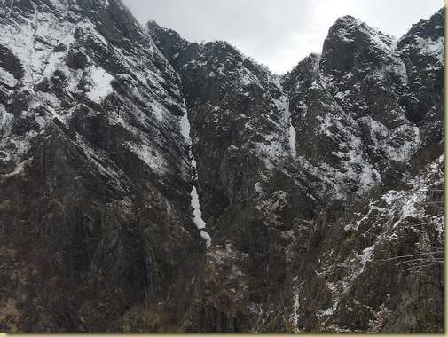 a sinistra il canale posto a fianco della Val Muzza, al centro il Val&egrave;tt
