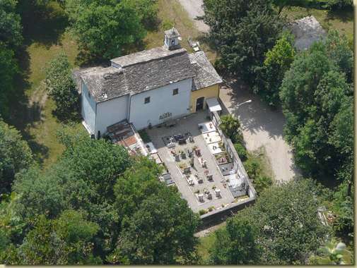 l'Oratorio di San Pietro e il piccolo cimitero di Nibbio... [teleobiettivo]