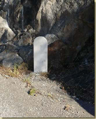 cippo sulla stradina di accesso alle cave... 