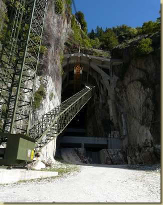 l'ingresso della cava madre e la gru per il sollevamento dei blocchi di marmo
