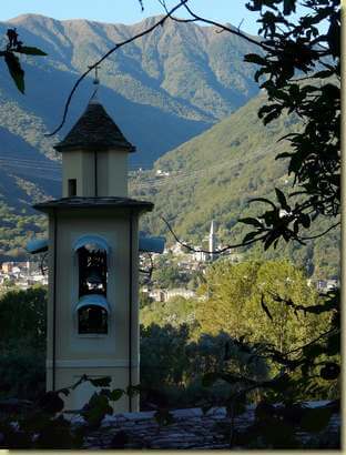 il campanile della Chiesa Parrocchiale e Ornavasso sullo sfondo... 