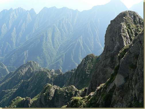 vista sulla Val Cavr&igrave; e a destra il Picco del Pedum 