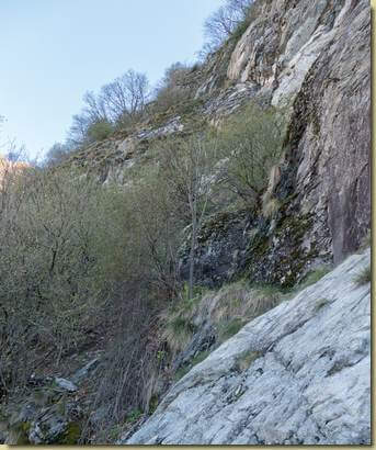 traversando sotto le rocce...